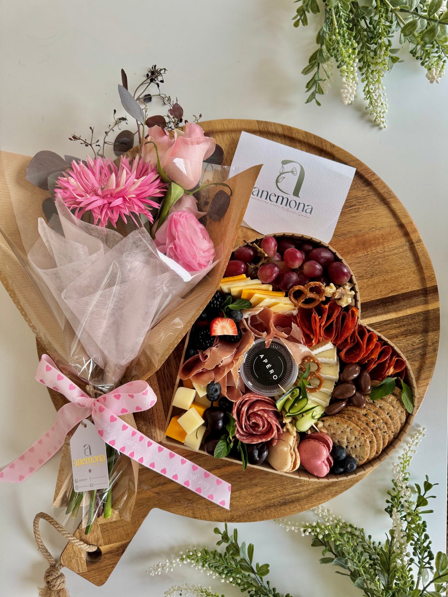 Tabla Valentine's + ramo floral de ANÉMONA by MS